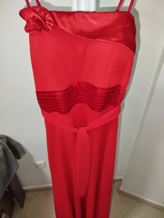 Vestido de fiesta rojo con flor