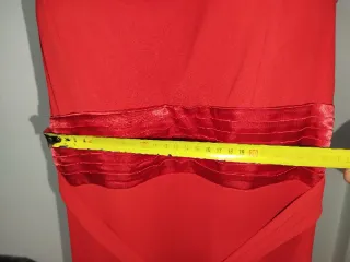 Vestido de fiesta rojo con flor