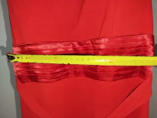 Vestido de fiesta rojo con flor