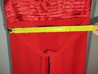 Vestido de fiesta rojo con flor