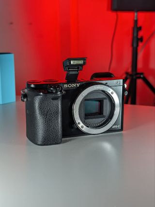 Cámara Sony Alpha A6000 + Accesorios