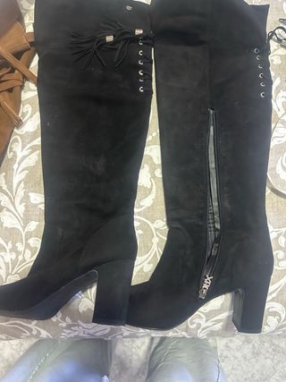 Botas altas negras con cordones y cremallera