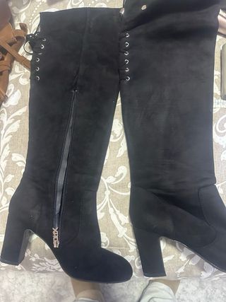 Botas altas negras con cordones y cremallera