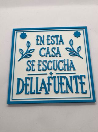 Cartel En esta casa se escucha Dellafuente