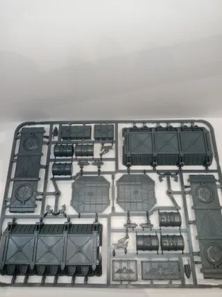 Escenografía imperium, contenedor, barriles y caj