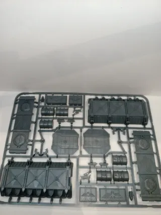 Escenografía imperium, contenedor, barriles y caja