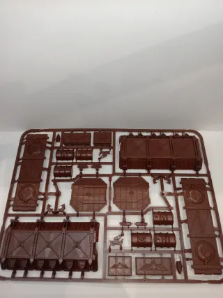 Escenografía imperium, contenedor, barriles y caj