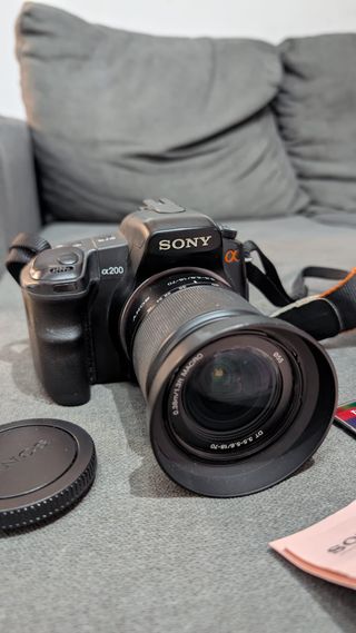 Cámara Sony A200 + Objetivo + Tarjeta 16GB