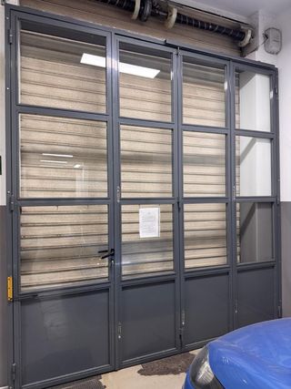 Puerta seccionable metálica pintada al horno