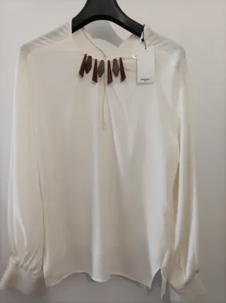 Blusa Mango blanca con adorno