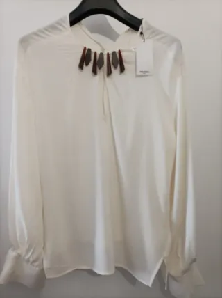 Blusa Mango blanca con adorno