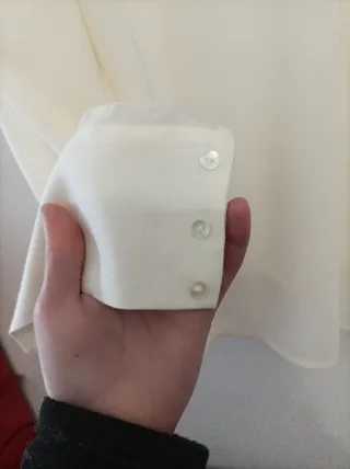 Blusa Mango blanca con adorno