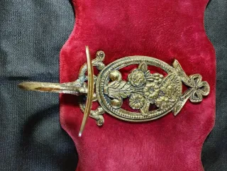 Perchero Bronce y Terciopelo Rojo Antiguo