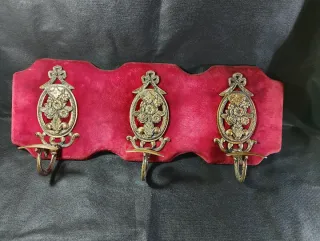 Perchero Bronce y Terciopelo Rojo Antiguo
