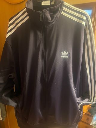 Chaqueta Adidas morada con rayas blancas