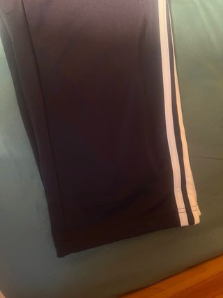 Chaqueta Adidas morada con rayas blancas