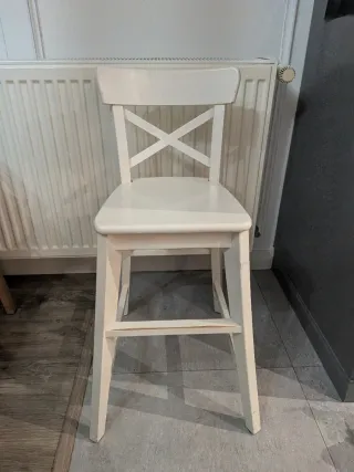 Silla alta de madera blanca