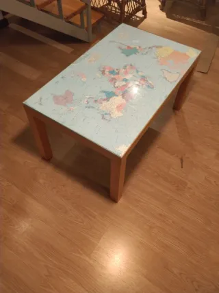 Mesa de centro con mapa del mundo