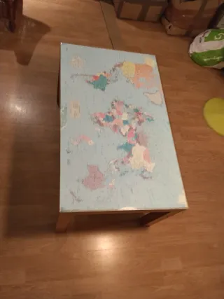 Mesa de centro con mapa del mundo