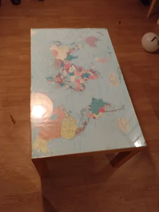 Mesa de centro con mapa del mundo