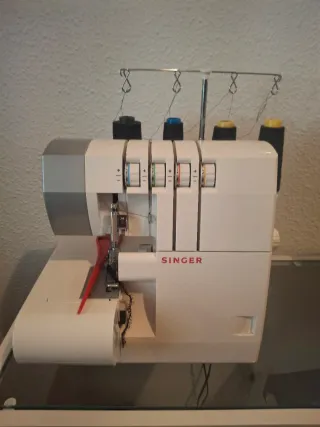 Máquina de coser remalladora Singer