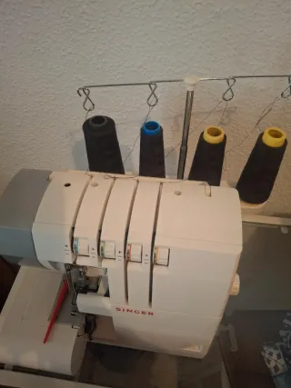 Máquina de coser remalladora Singer