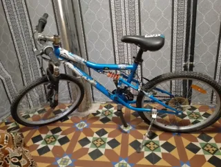 Bicicleta BMX plateada y dorada