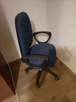 Silla de oficina azul y negra en buen estado