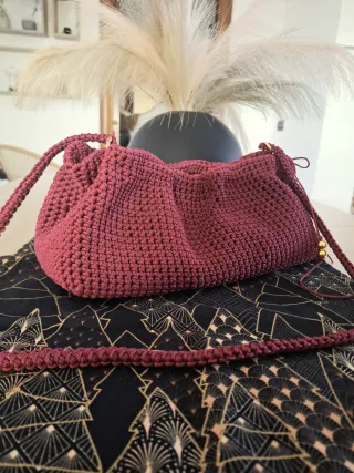 Borsa uncinetto color bordeaux con perle dorate