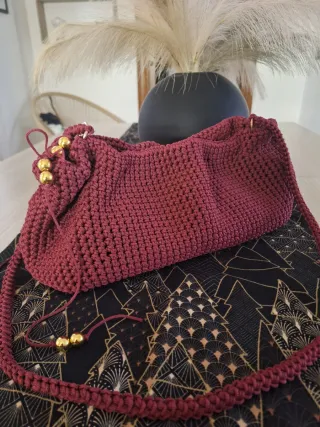 Borsa uncinetto color bordeaux con perle dorate