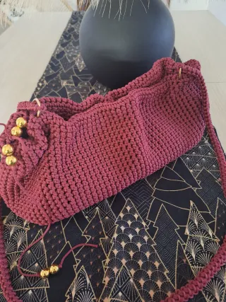 Borsa uncinetto color bordeaux con perle dorate