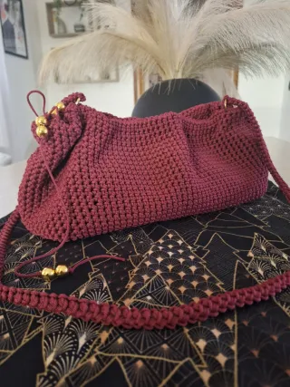 Borsa uncinetto color bordeaux con perle dorate