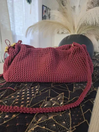 Borsa uncinetto color bordeaux con perle dorate