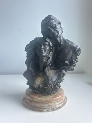 Figura de pareja con base de mármol