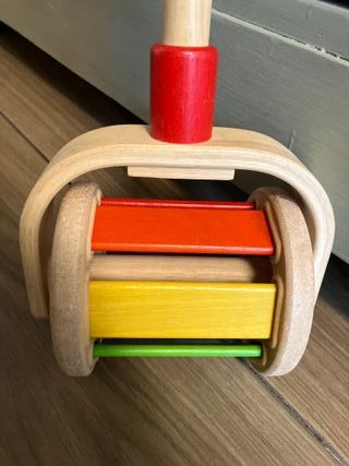 Sonajero de arrastre de madera