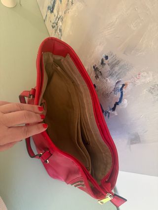 Bolso rojo con tachuelas