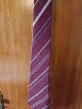 Corbata de rayas morada y blanca