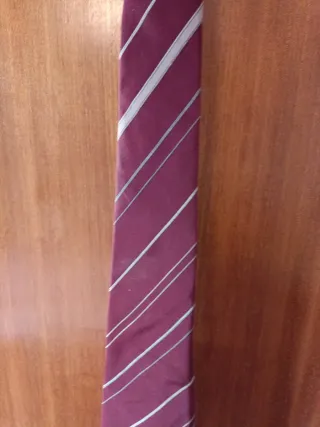 Corbata de rayas morada y blanca