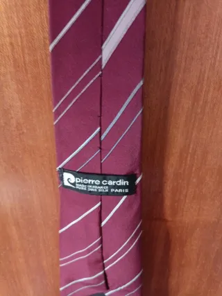 Corbata de rayas morada y blanca