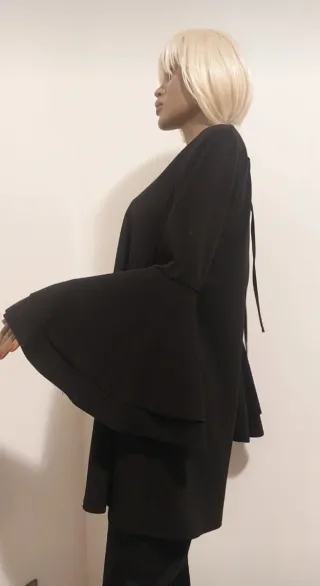 Blusa lunga nera con maniche a campana