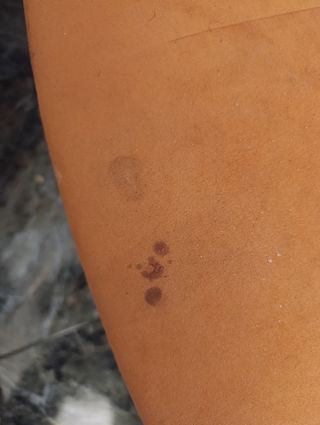 2 Sillas de madera con asiento de tela.