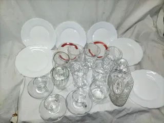 Juego de copas y platos de cristal