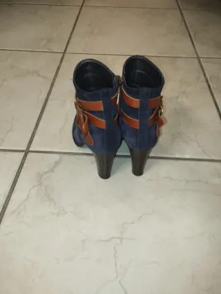 Stivaletti donna blu con cinturini marroni