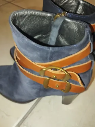 Stivaletti donna blu con cinturini marroni