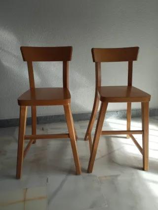 Sillas de madera tipo taburete o trona