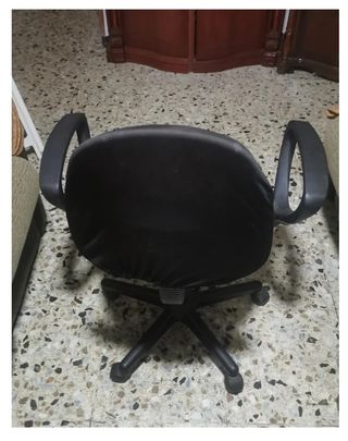 Silla giratoria de escritorio negra
