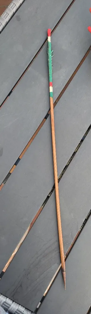 Arco de madera y set de flechas