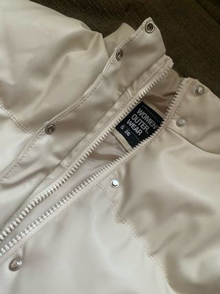 Abrigo acolchado corto crema Lefties Talla S