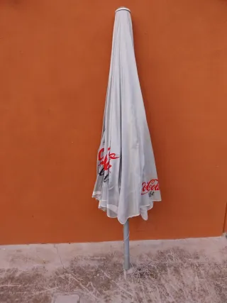 Sombrilla Coca-Cola grande.