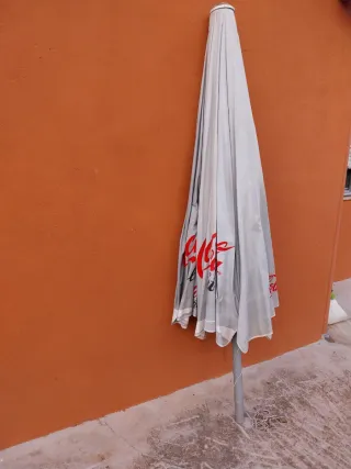 Sombrilla Coca-Cola grande.